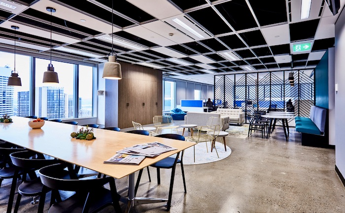 Interior,photography,of,a,stylish,corporate,breakout,area,with,long