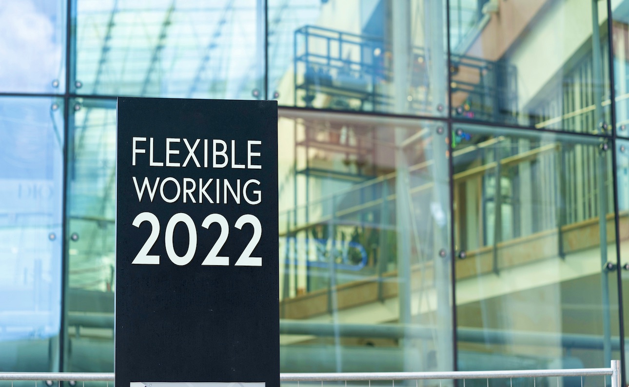 Flexible,working,2022,sign,in,front,of,a,modern,office